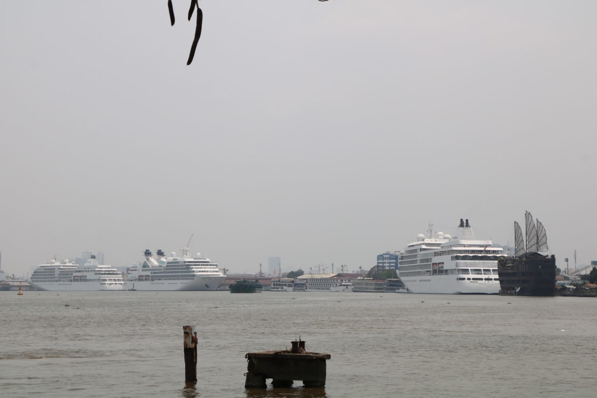 サイゴン川のホーチミン港には何と3隻のラグジュアリー客船が停泊 | フーミ（ホーチミン）
