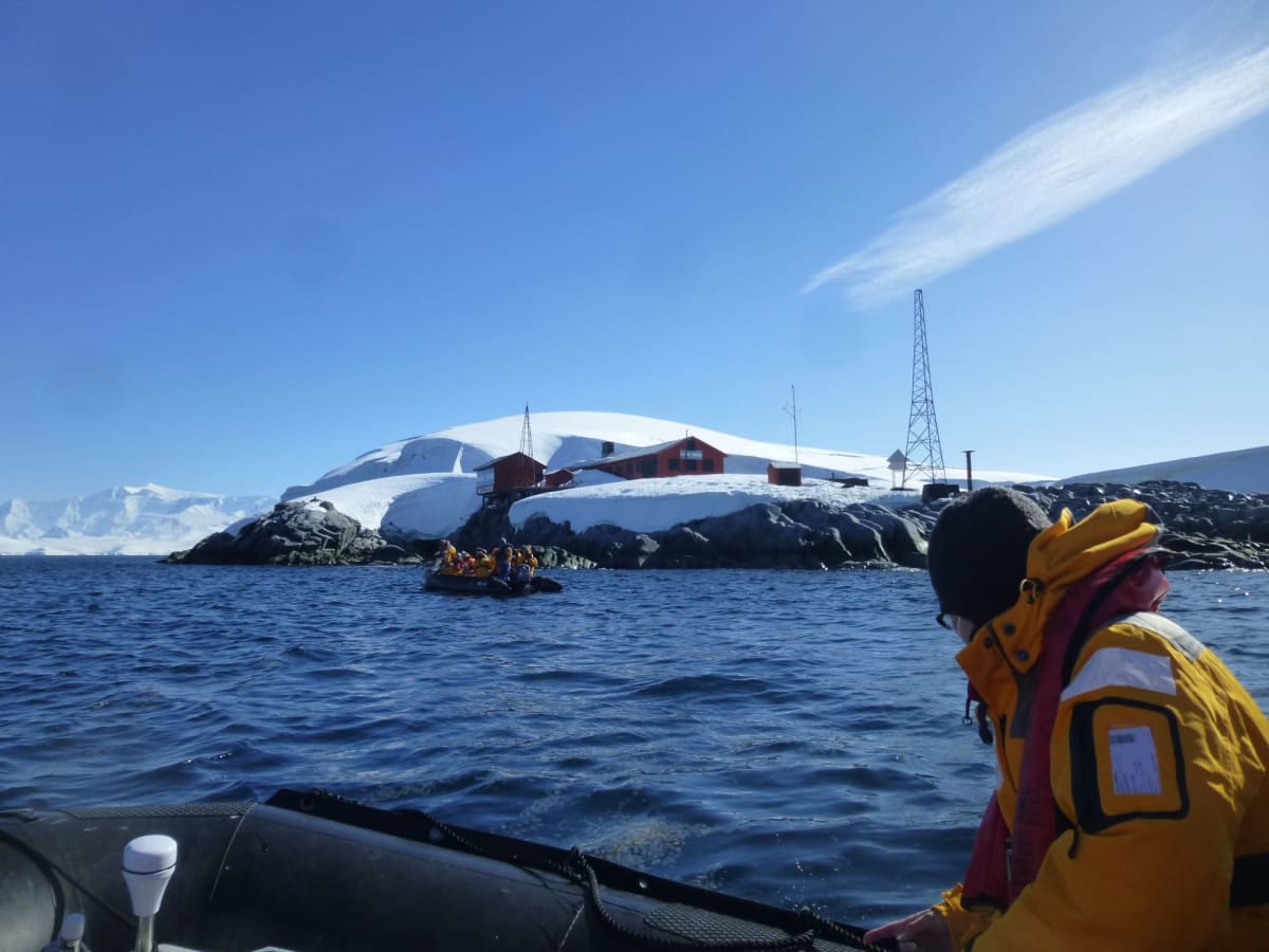 南極半島での客船ワールド・エクスプローラー