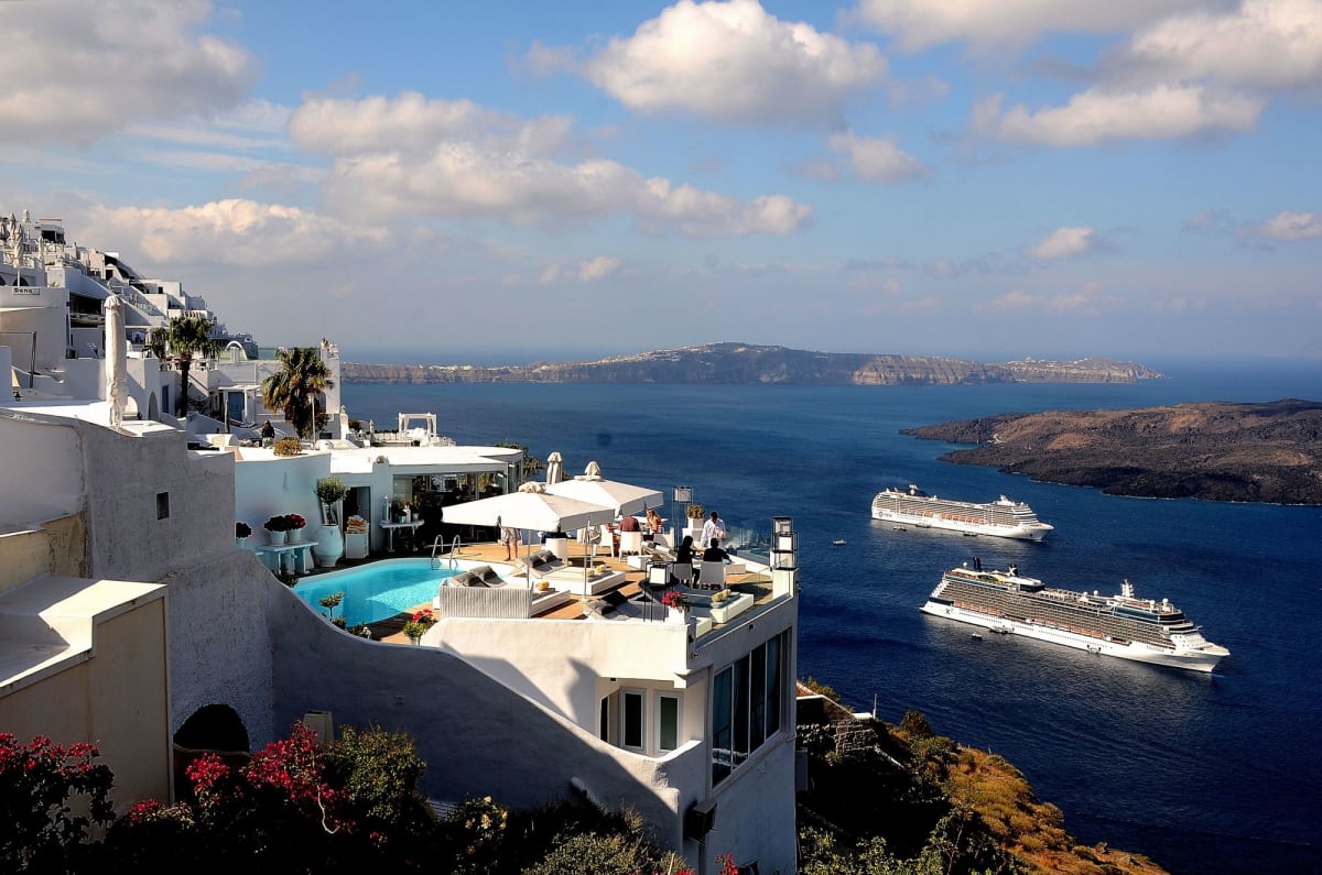 五日目:ギリシャのサントリーニ島寄港｡お気に入りのサントリーニ島を訪れるのは四度目｡以前二度宿泊滞在したホテルからＭＳＣオーケストラを望む｡(隣にはセレブリテイクルーズラインのクルーズ船も) | サントリーニ島での客船MSCオーケストラ