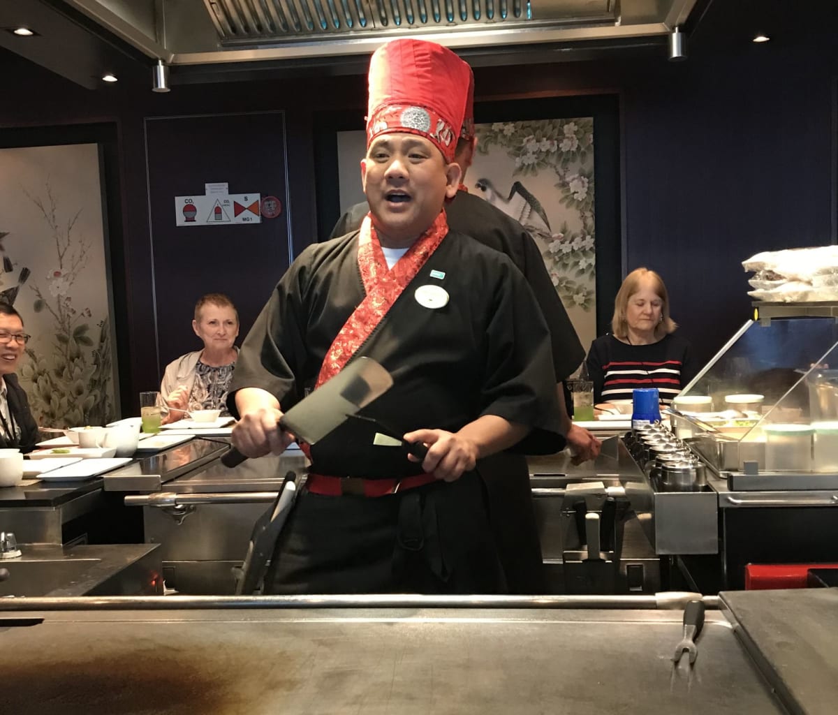 鉄板焼きシェフ | 客船ノルウェージャン・ゲッタウェイのダイニング、クルー、船内施設