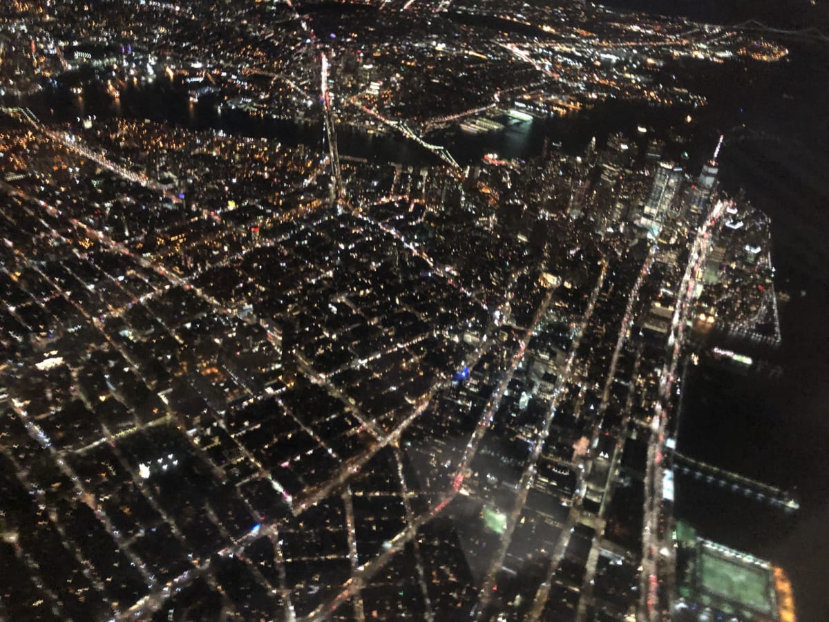 NYCの街がラガーディア空港に着く前に見えます。 | ケープ・リバティ（ニューヨーク）