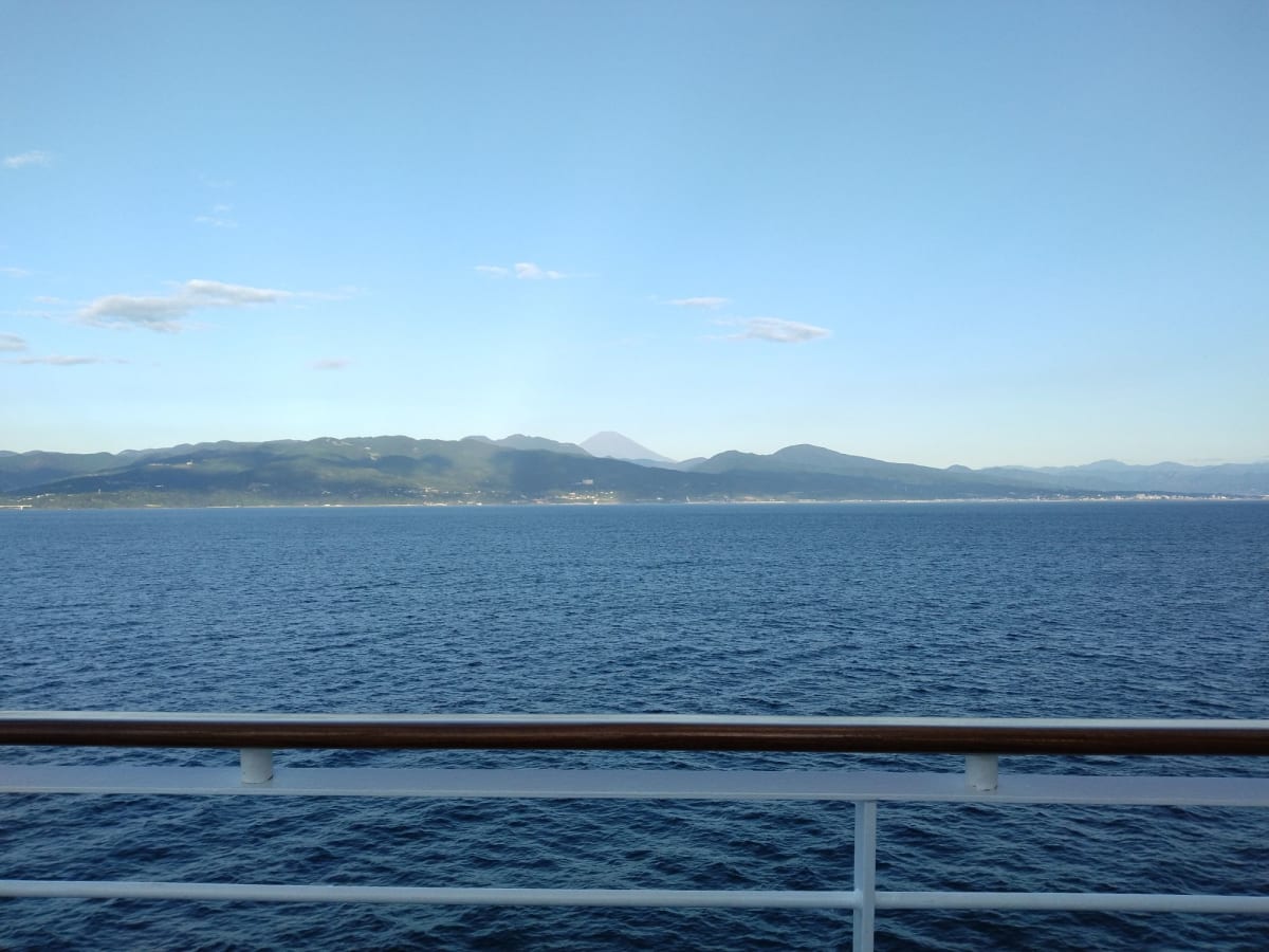 2日目の朝。
駿河湾越しの富士山という絶景を眺めながらの露天風呂。
しかも貸し切り状態！
女性側だけがこの眺めを楽しめたのでキャプテンナイスです。
結構な時間停泊してました。