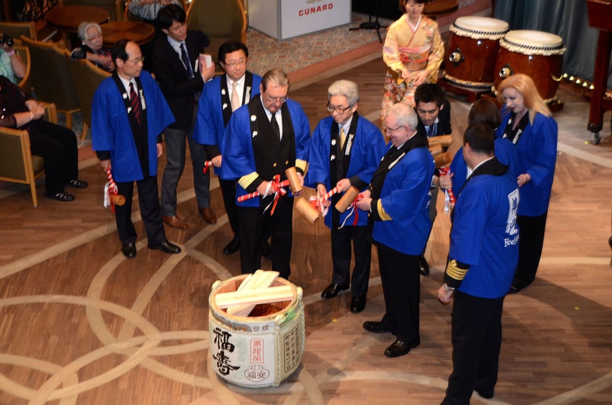 三日目:神戸港初寄港､神戸港でも歓迎イベントが盛りだくさん初寄港お祝いの鏡開きセレモニー | 神戸での客船クイーン・エリザベス