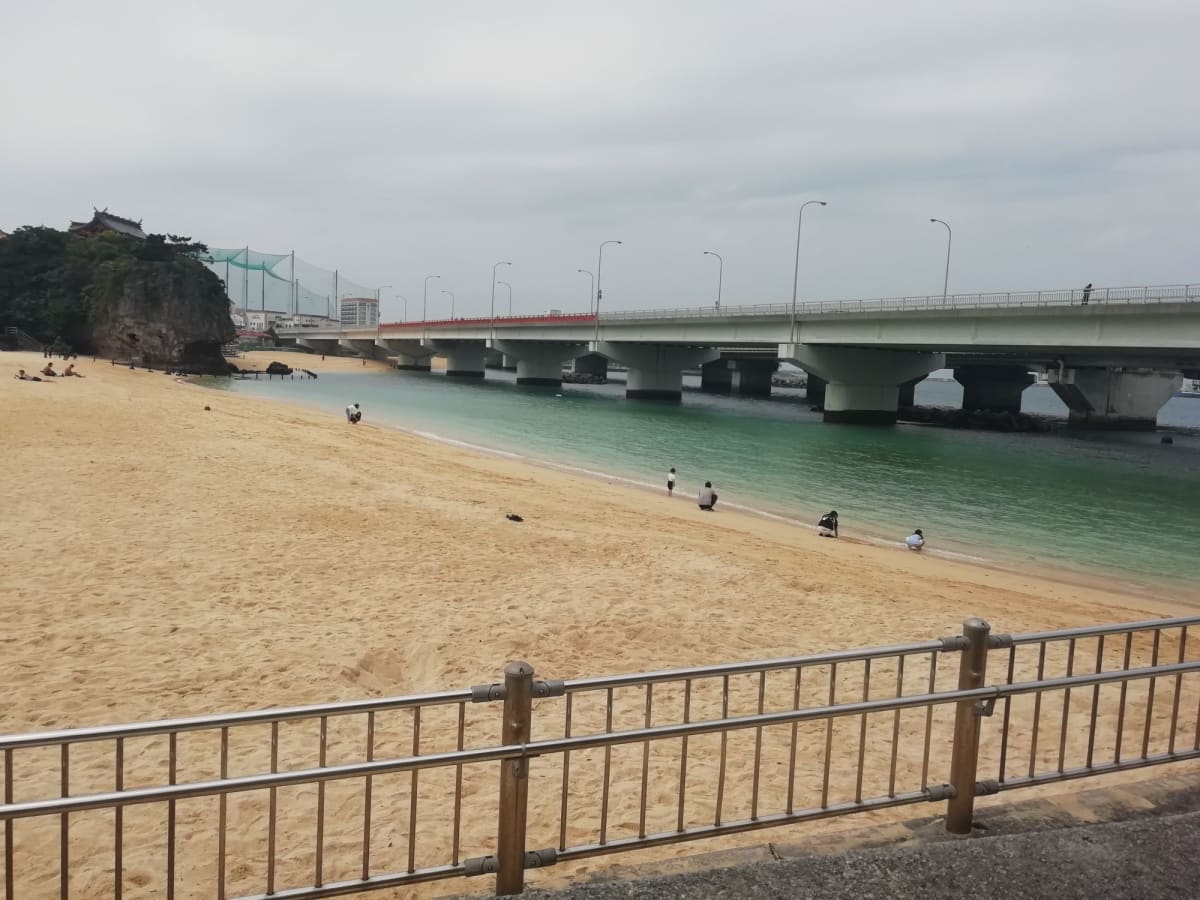 港のすぐ横にある波の上ビーチ、もう少し暑ければ海水浴も出来そうでした。 | 那覇（沖縄）