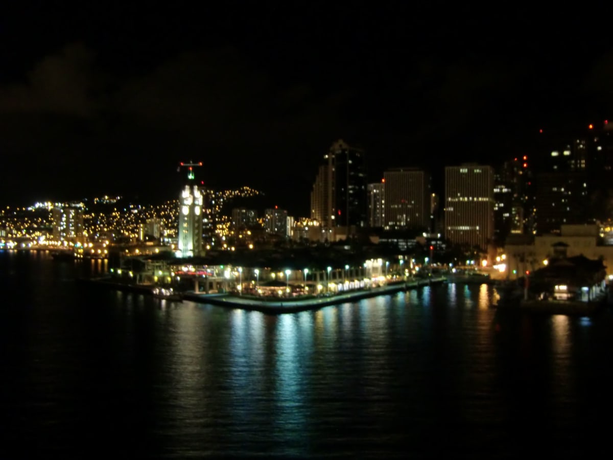 -ホノルル港の夜景– | ホノルル