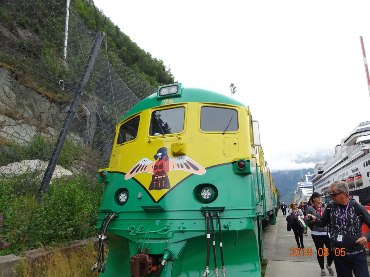 White Pass & Yukon Route Railway。船の目の前に停車しています。 | スカグウェイ（アラスカ州）