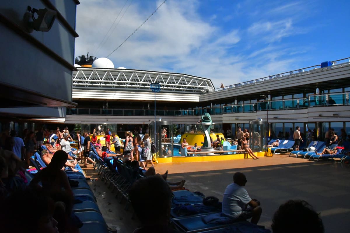 プールは子供でいっぱい。 | 客船コスタ・デリチョーザの船内施設