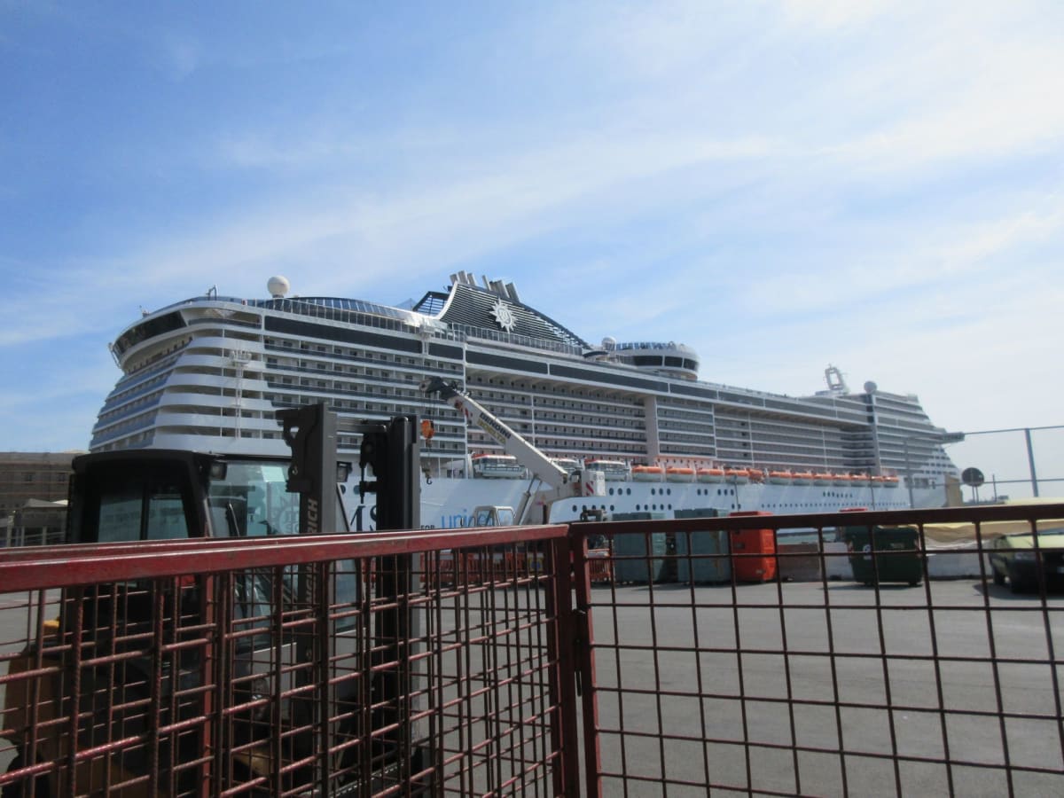 MSC ship at Genova port | ジェノヴァでの客船MSCディヴィーナ