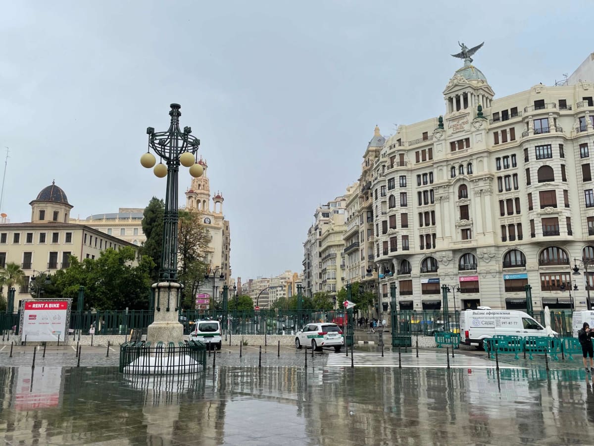 バレンシアはあいにくの雨でした。ピカピカの石畳は滑るのでご注意。きれいな街です。 | バレンシア