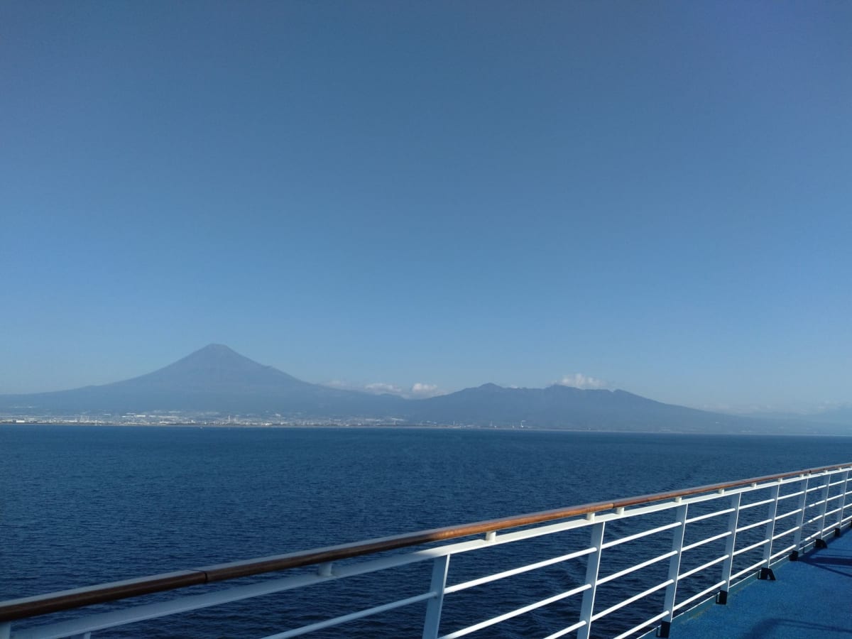 前方は出られないけどスカイデッキ＆リドデッキは出られるので外に出て見ました。
清水・富士・沼津の町越しの富士山です。
やっぱり細いなー。 | 客船飛鳥2の船内施設