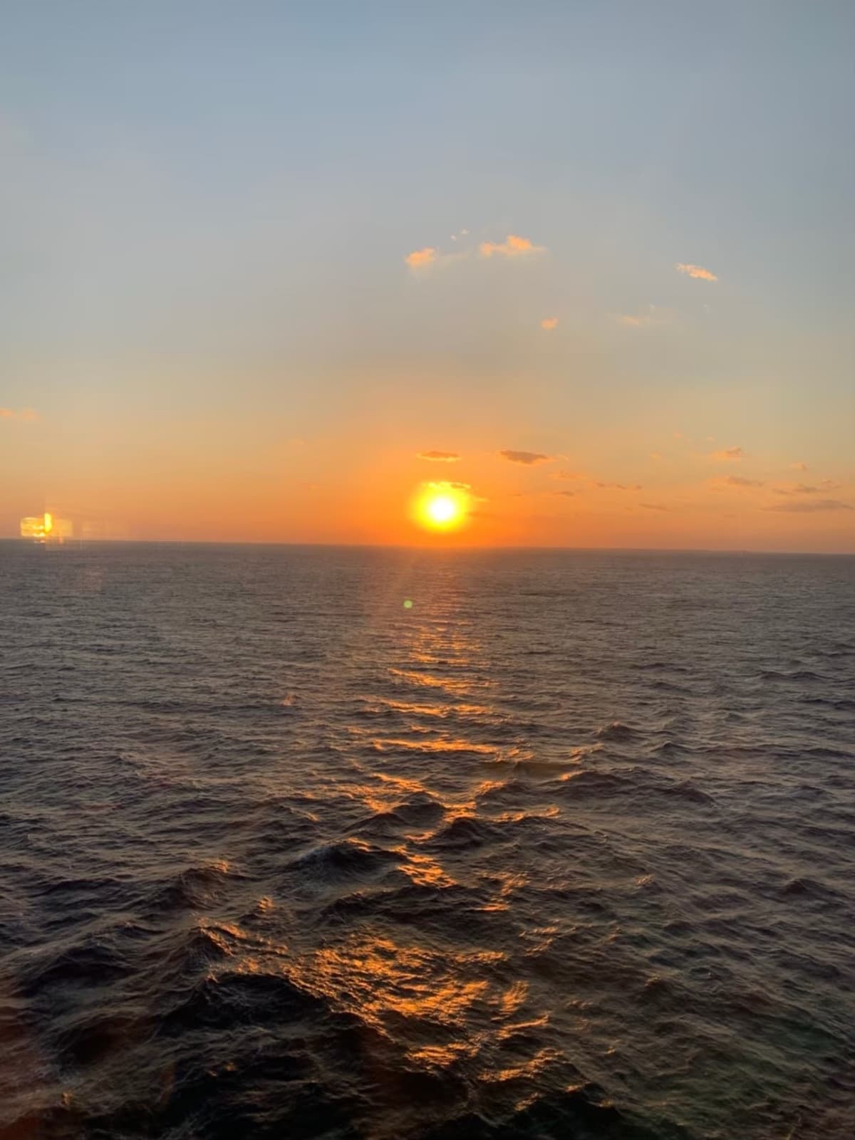 船から見える海に浮かぶ夕日はグッとくるものがありますよね