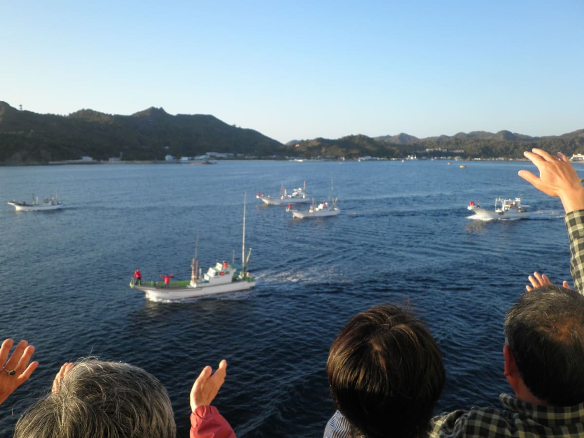 おなじみ、感動の父島出港シーン。いつも涙ものです。。。。 | 客船ふじ丸の船内施設