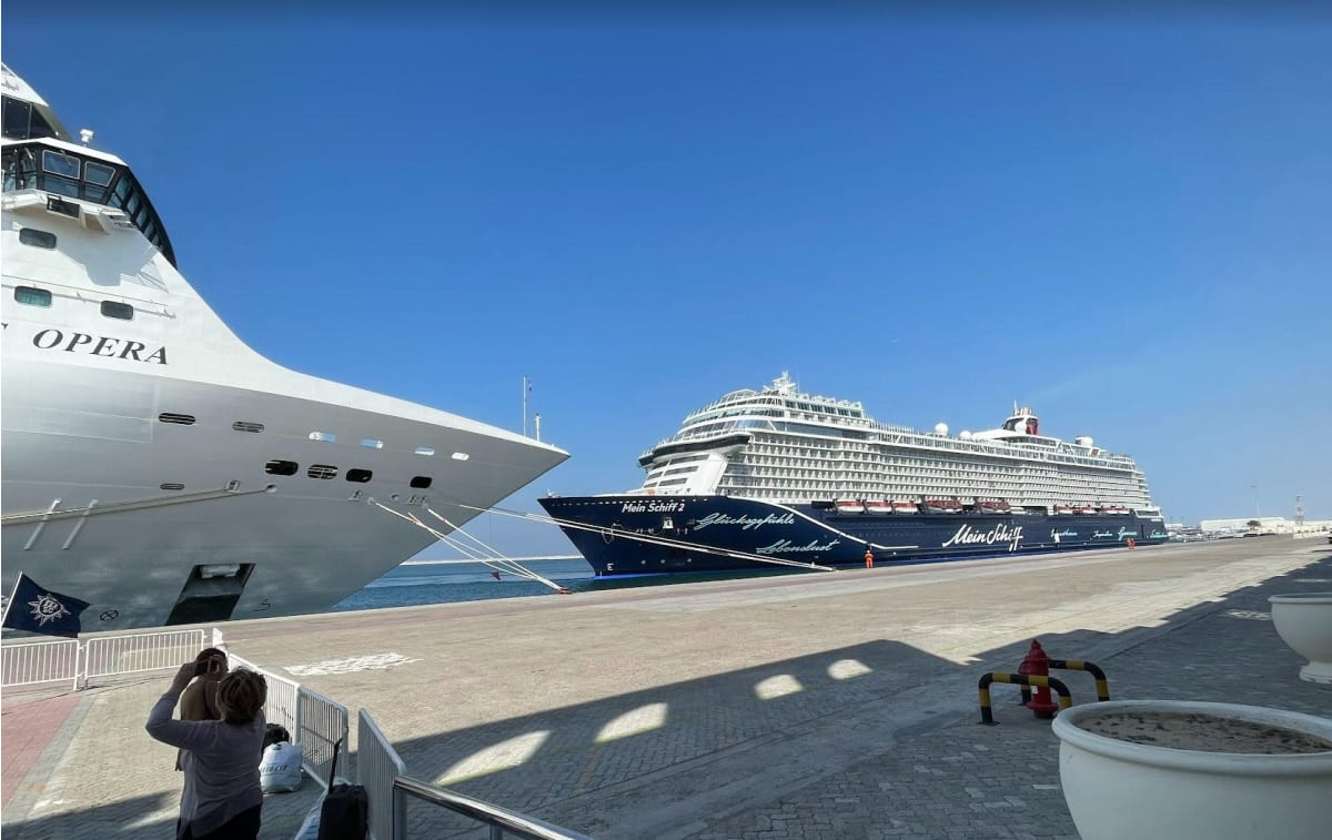 ドバイのラシードクルーズターミナルに停泊中のMSC OperaとTUI Mein Schiff