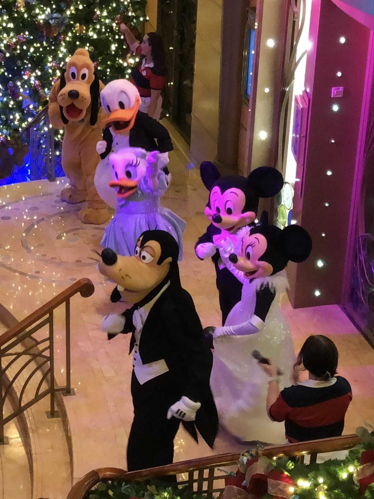 フォーマル・ウェアに着飾ったMickey & PalsがNew Year’s Eve Early Countdown Partyに参加