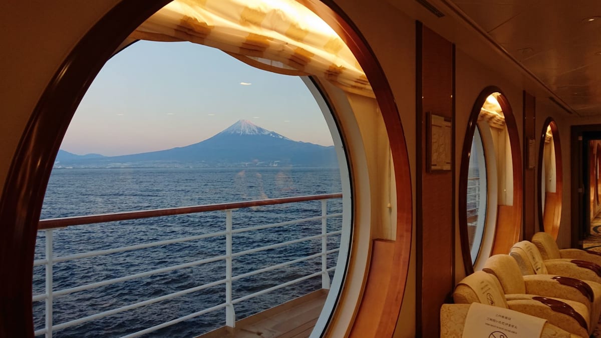 クルーズ２日目：駿河湾で早朝の朝日を浴びた富士山を遠望。7階ホライズンラウンジから | 客船にっぽん丸の船内施設