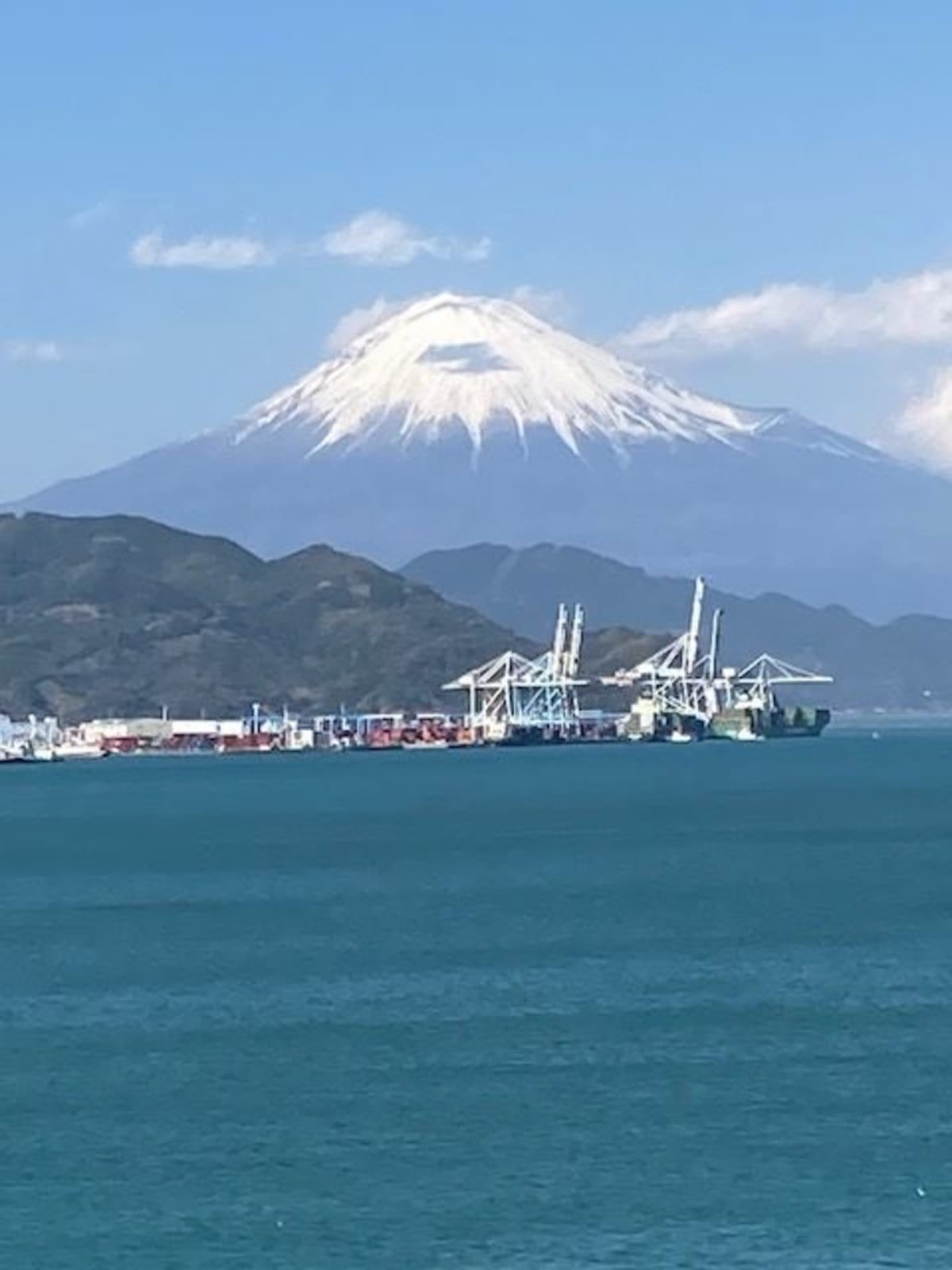 船は富士山の見える沿岸を航行してくれた。