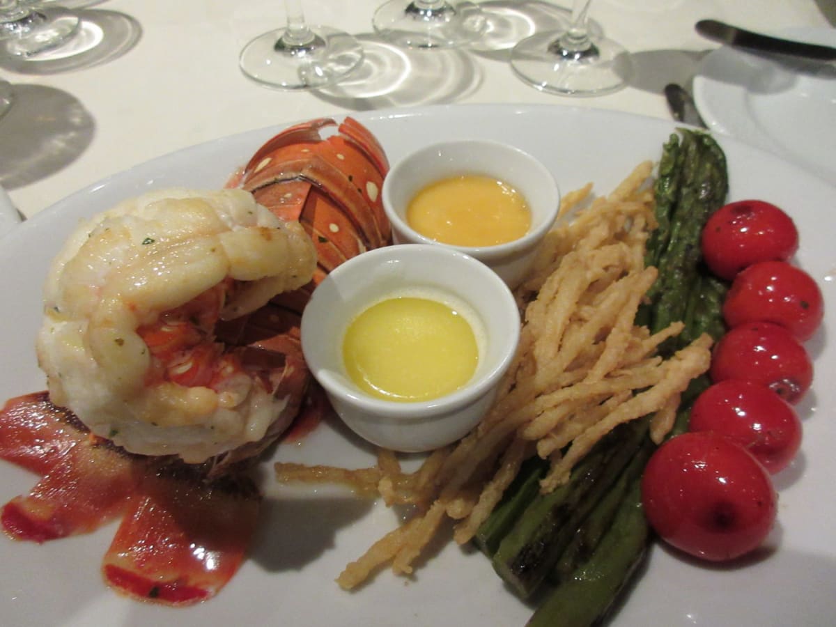 Dinner with Lobster, ordered at 5th FL Black Crab restaurant. Good. | 客船MSCディヴィーナのダイニング、フード＆ドリンク