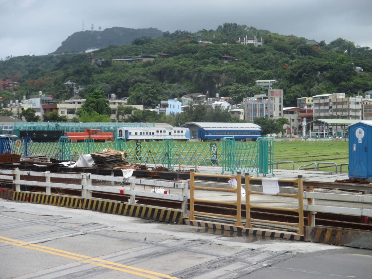 高雄港から前に行けなかった鉄道を見物にお散歩。 | 高雄市、台中市