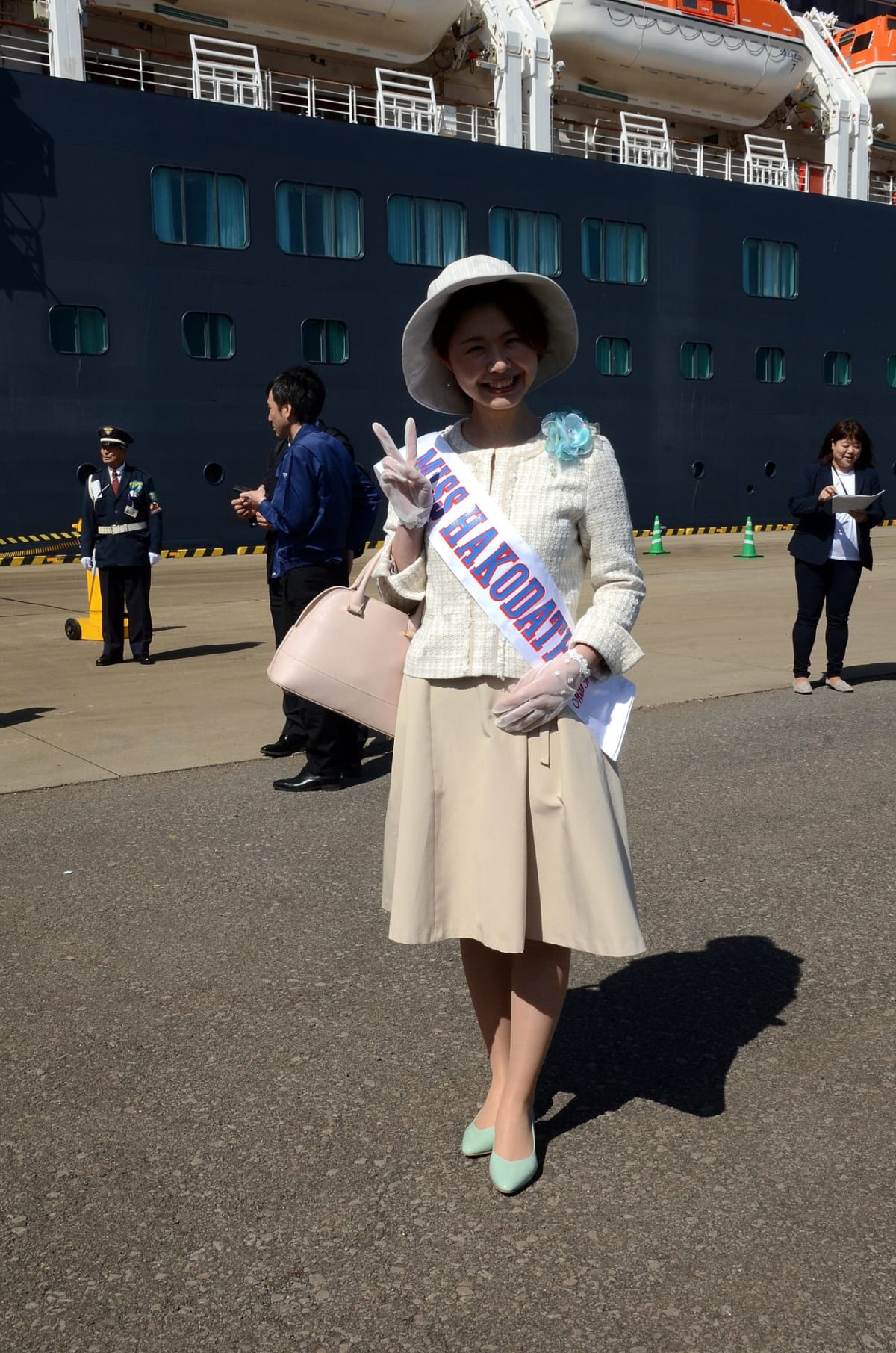 ミス函館のお嬢さんもお出迎え | 函館