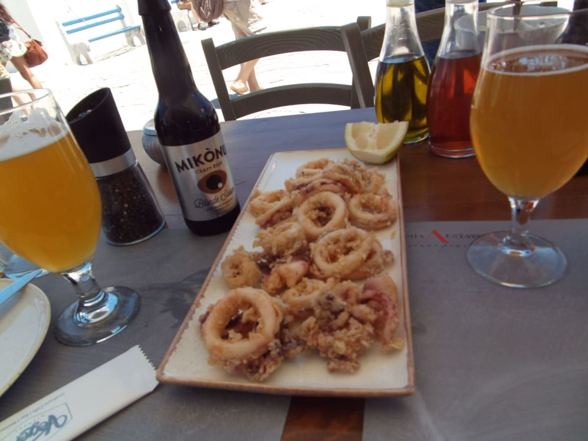 カラマリとミコノスの地ビール🍺
日本風にいえばイカリングフライ‼️ | ミコノス島