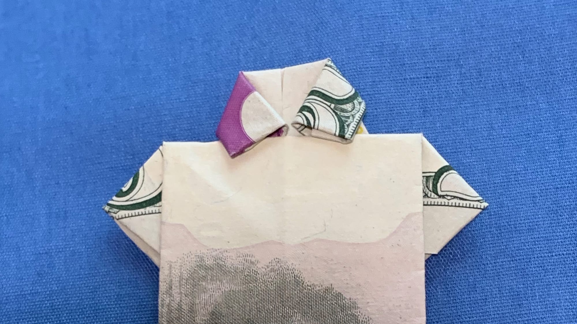 紙幣でアロハシャツの折り紙を作り渡しています