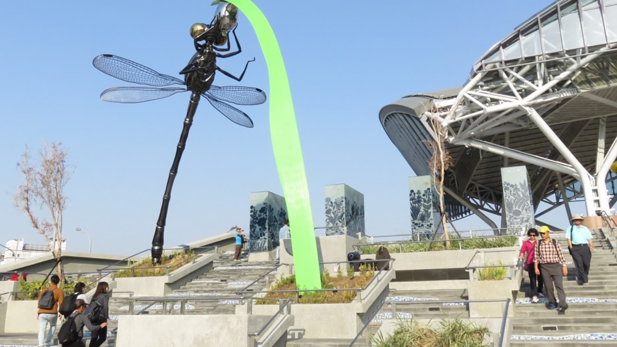 台鉄台中駅は隠れた観光スポット 巨大なトンボがお出迎え 台湾女子旅 ダイヤモンドプリンセスで初クルーズー18 12月 本編4 7 Cruisemans