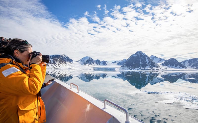 クォーク・エクスペディションズ、2023年北極圏シーズンに受賞歴のある写真家クリス・リンダー氏によるスピッツベルゲン写真航海を発表
