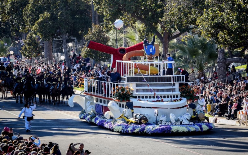 カーニバル・クルーズ・ライン、ローズパレードで「Come Sail Away」フロートを初披露、新造船「Carnival Panorama」を披露