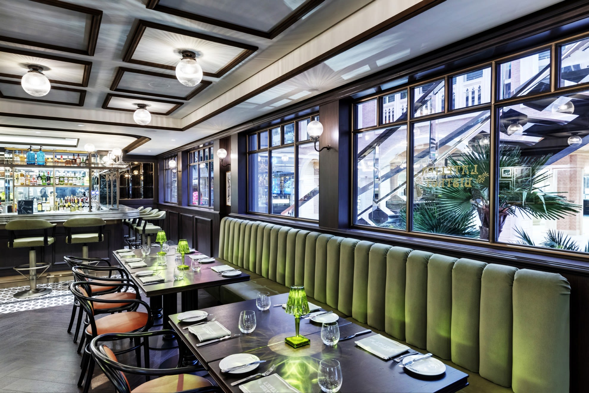 シックでいて可愛らしさもある店内