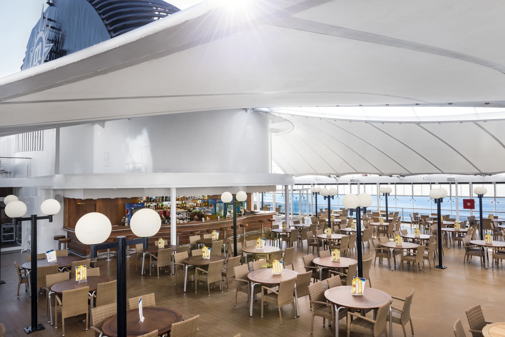 MSCリリカのアウトドア・カフェテリアは見ているだけで気持ちがいい