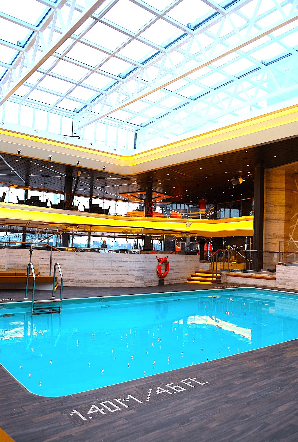 全天候型プール。美白命の女子でも気にせず?!楽しめます。