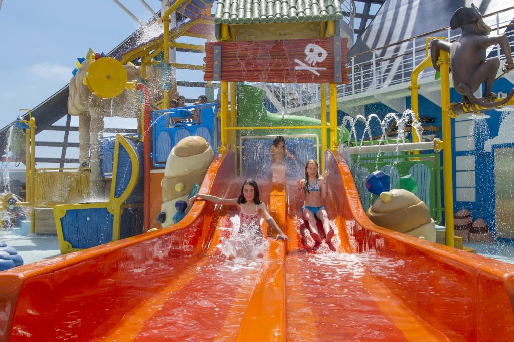 見るからに楽しそう！なカラフルプール