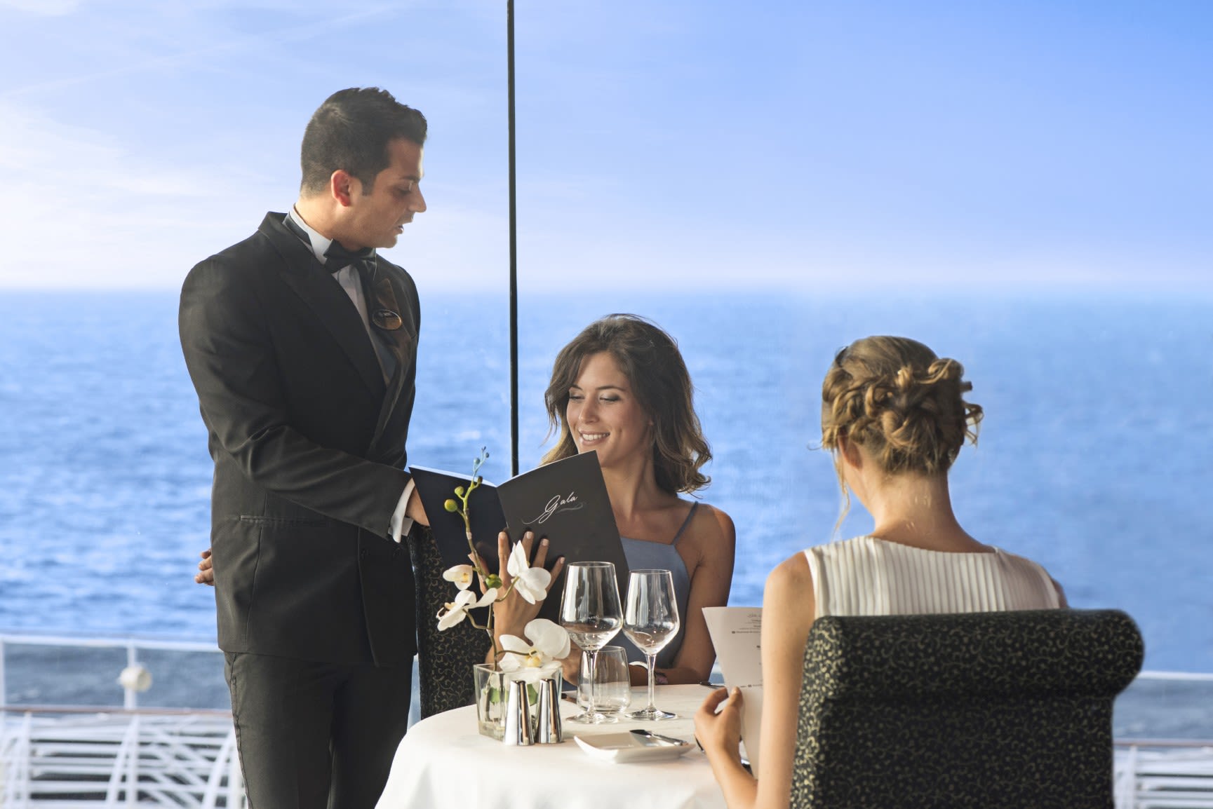 ダイニングではコース料理をいただきます