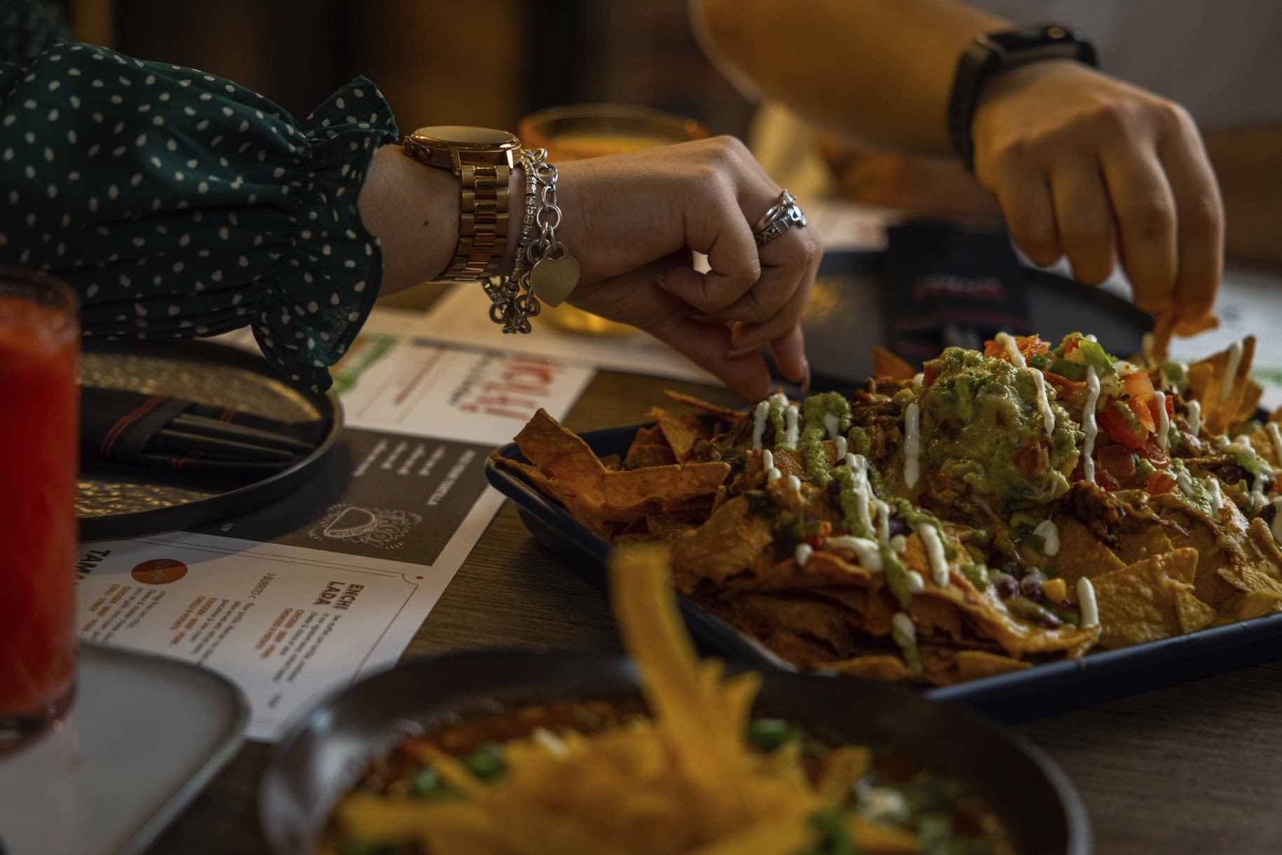 おしゃべりしながらチップスをつまむ楽しい時間