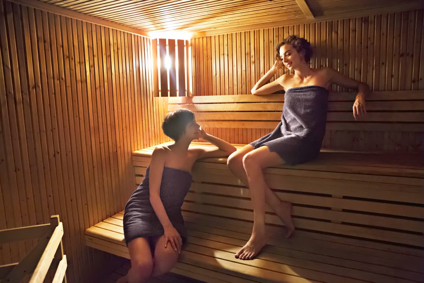 サーマルエリアのサウナで友人同士で／MSCスプレンディダ