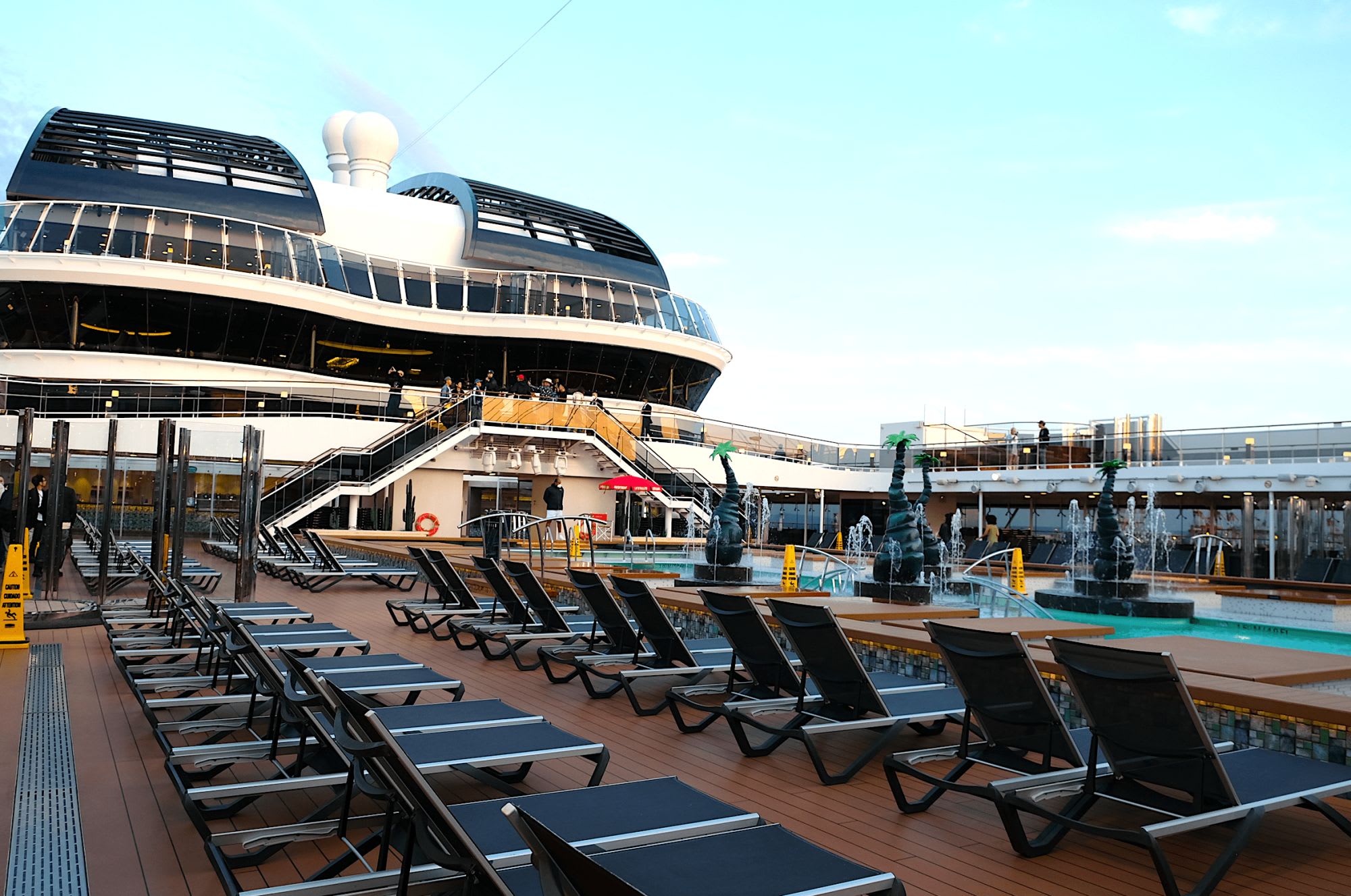 夕方の落ち着いたプールサイドもなんだか良い