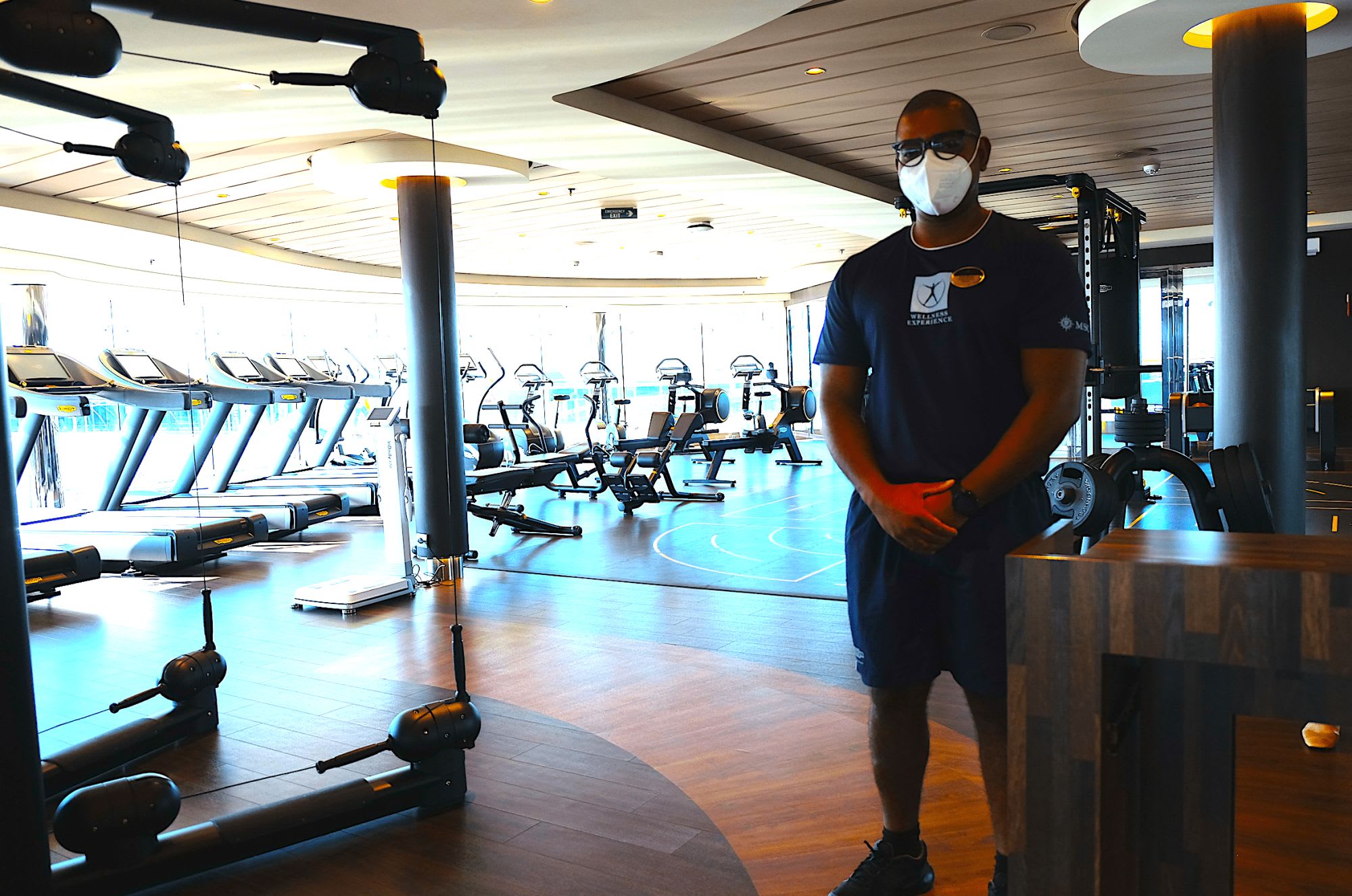 マッチョでイケてるトレーナーが器具の使い方を教えてくれますよ