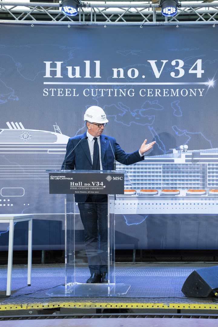 スピーチをするピエール・フランセスコ・ヴァーゴ氏