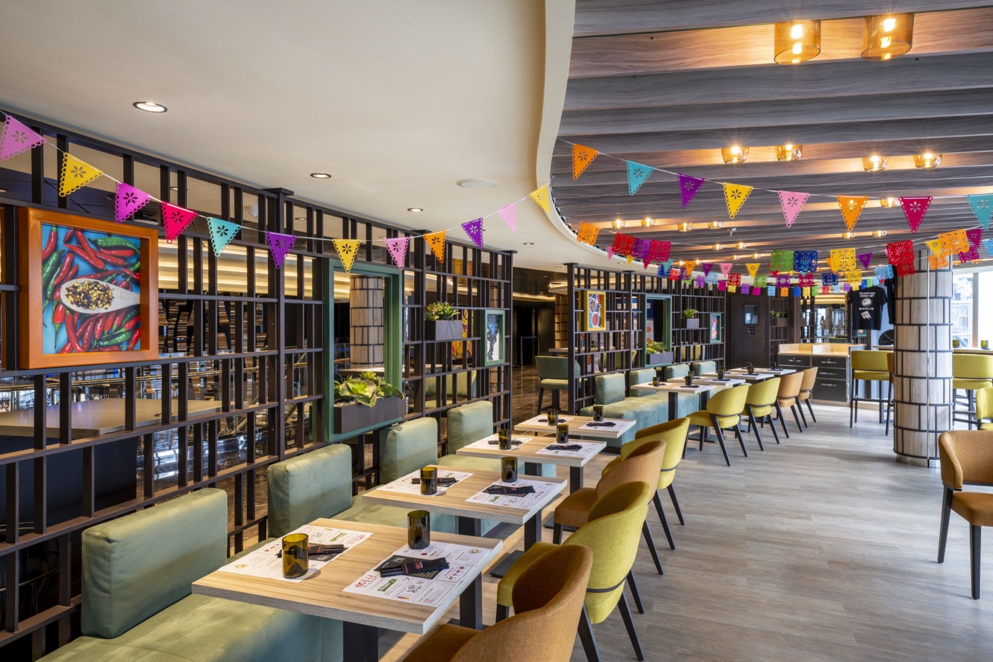 明るくて思わず踊りたくなるようなカラフルなレストラン