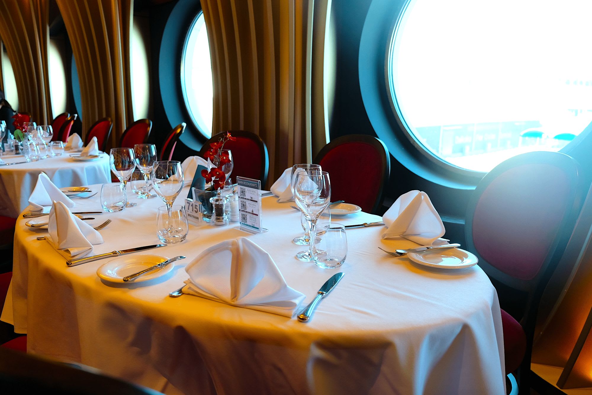 窓側テーブルは円形