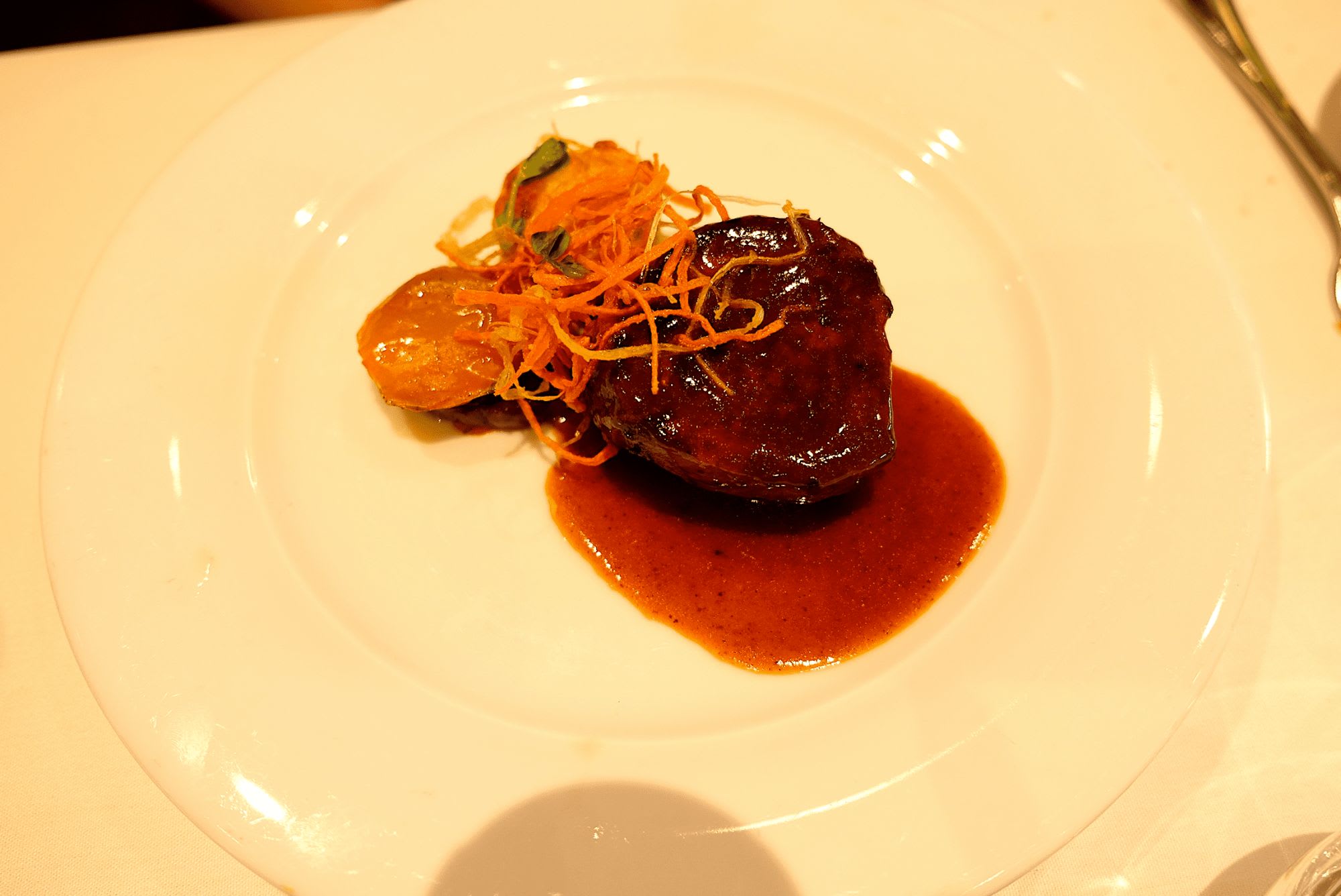 メイン:ビーフテンダーロインのグリルトスカーナ風キャンティワインのグレイズ