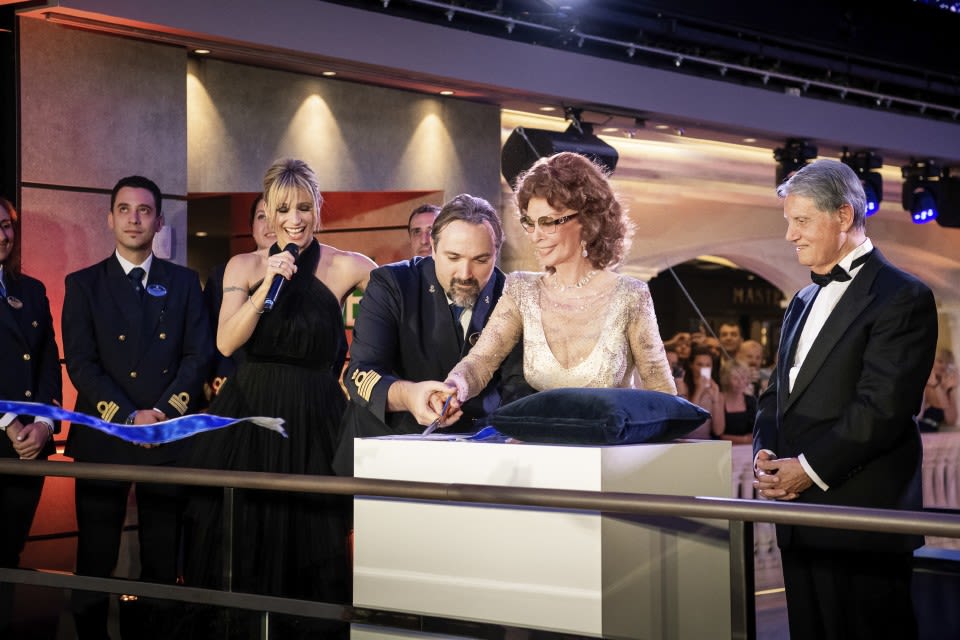 MSCグランディオーサの命名式リボンカット