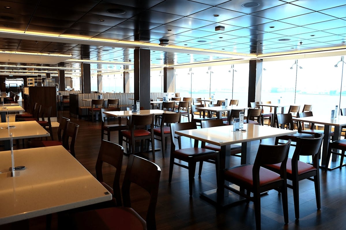 海を見渡す開放感のある作り