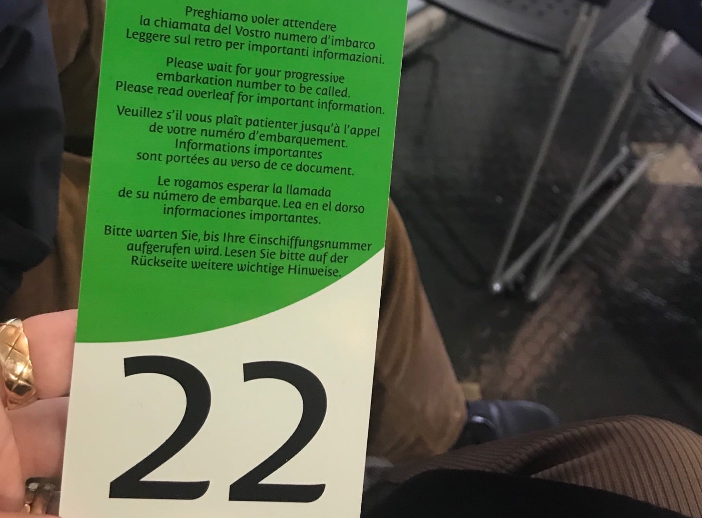 番号札をもらったらたくさんあるベンチで待ちます。