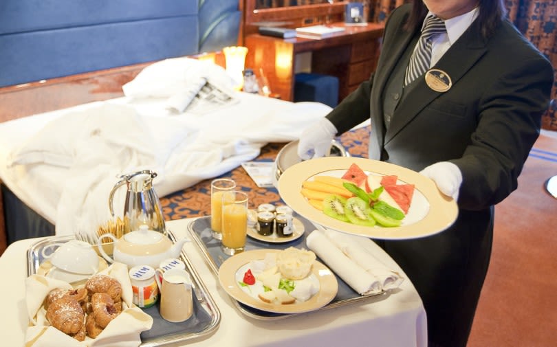 ルームサービスでプライベートにお食事を