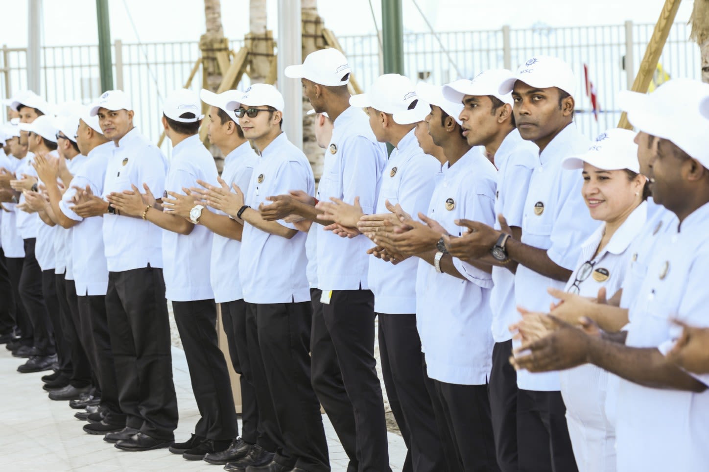 ゲストを迎え入れるスタッフ達