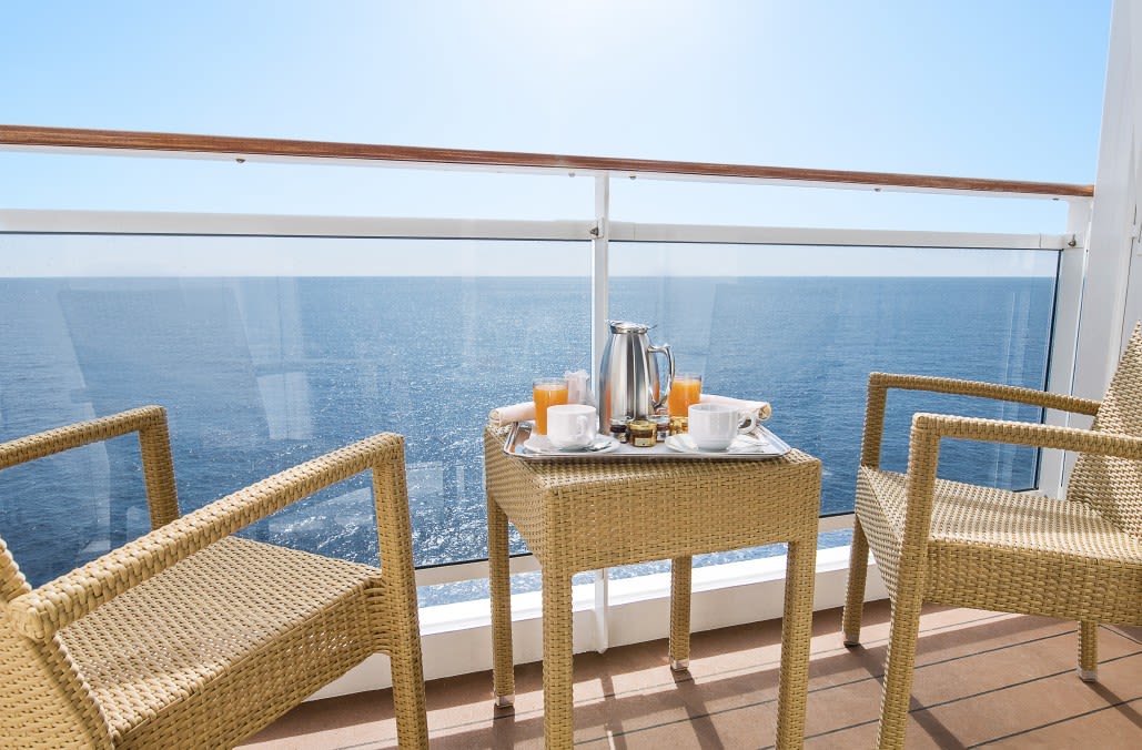 バルコニーで朝食ルームサービスをどうぞ