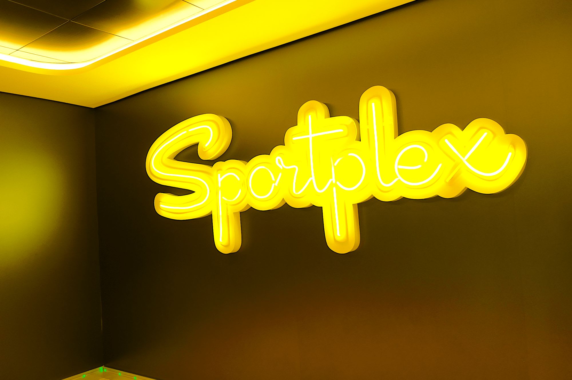 スポーツ・コンプレックスの看板