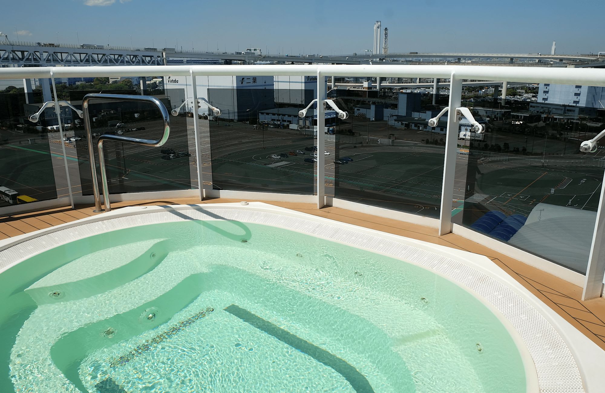 実は目線をちょっと上げると最高に気持ちよいホットタブもある