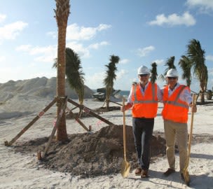 セレモニーで植樹する会長